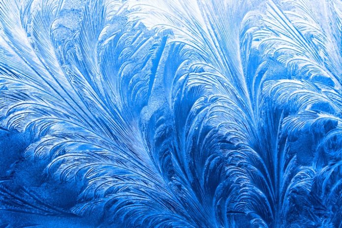 So entstehen die filigranen Muster auf den Fenterscheiben / Glaskunst von Väterchen Frost: Eisblumen in Form von Federn, Fächern oder Blüten. Quelle: WetterOnline (bei Verwendung unbedingt angeben) / Weiterer Text über ots und www.presseportal.de/nr/12322 / Die Verwendung dieses Bildes ist für redaktionelle Zwecke honorarfrei. Veröffentlichung bitte unter Quellenangabe: