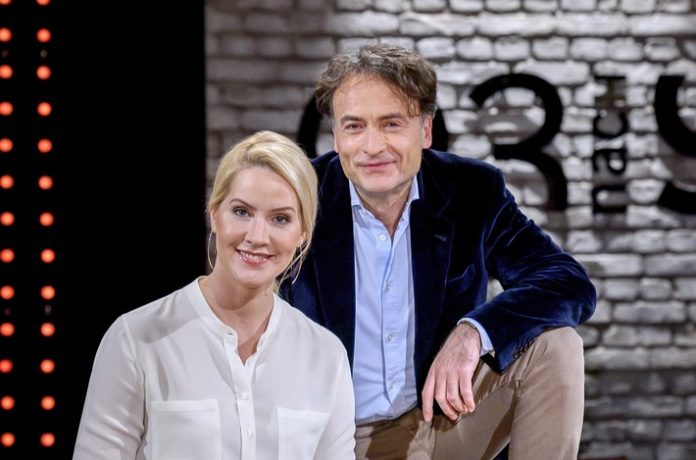 Die Moderatoren der Radio Bremen-Talkshow 3nach9 Judith Rakers und Giovanni di Lorenzo. Weiterer Text über ots und www.presseportal.de/nr/118095 / Die Verwendung dieses Bildes ist für redaktionelle Zwecke honorarfrei. Veröffentlichung bitte unter Quellenangabe: