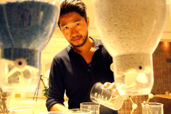 Der taiwanesische Designer Arthur Huang mischt verschiedenfarbiges PET-Granulat, um