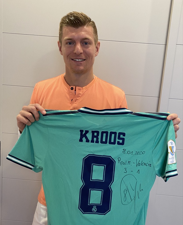 Traumtor-Andenken: Toni Kroos versteigert getragenes Supercup-Trikot / Mit dem Sammlerstück unterstützt der Fußballstar schwerstkranke Kinder