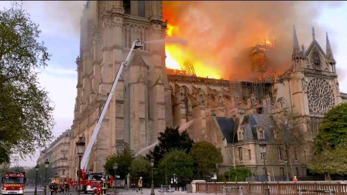 Am 15. April 2019 stand Notre-Dame in Flammen - die Pariser Feuerwehren mobilisieren alle Kräfte, um die Kathedrale vor der Zerstörung zu retten. Nutzung des Bildes nur in Verbindung mit der Sendung / kein Social Media Weiterer Text über ots und www.presseportal.de/nr/6348 / Die Verwendung dieses Bildes ist für redaktionelle Zwecke honorarfrei. Veröffentlichung bitte unter Quellenangabe: