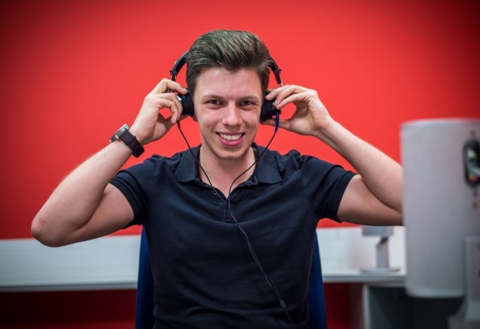 Die Ausbildung zum Hörakustiker verbindet Handwerk mit medizinischen, psychologischen, kommunikativen Kenntnissen und innovativer Technik. Weiterer Text über ots und www.presseportal.de/nr/70547 / Die Verwendung dieses Bildes ist für redaktionelle Zwecke honorarfrei. Veröffentlichung bitte unter Quellenangabe: