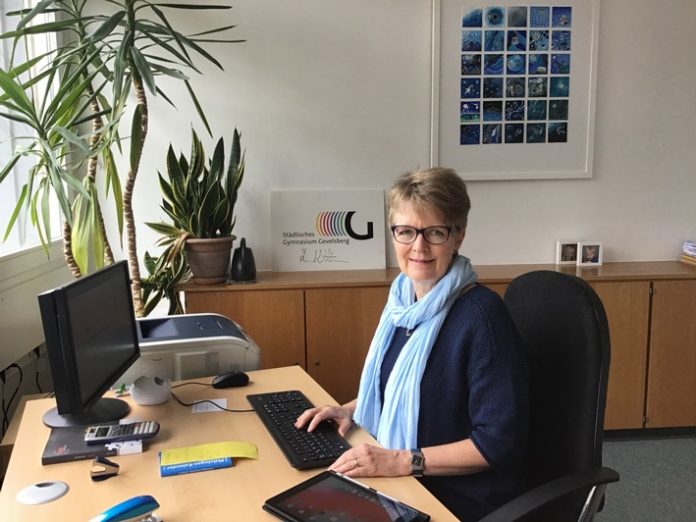 Gabriele Streckert hat sich als Schulleiterin am Städtischen Gymnasium Gevelsberg schon früh für eine Digitalisierung stark gemacht. Mit schnellem Internet und technischer Ausstattung sowie geschulten und motivierten Lehrerinnen und Lehrern lief der Unterricht auch in der Pandemie gut. Sie begrüßt das Ausstattungspaket von NRW-Bildungsministerin Yvonne Gebauer. Weiterer Text über ots und www.presseportal.de/nr/126959 / Die Verwendung dieses Bildes ist für redaktionelle Zwecke honorarfrei. Veröffentlichung bitte unter Quellenangabe:
