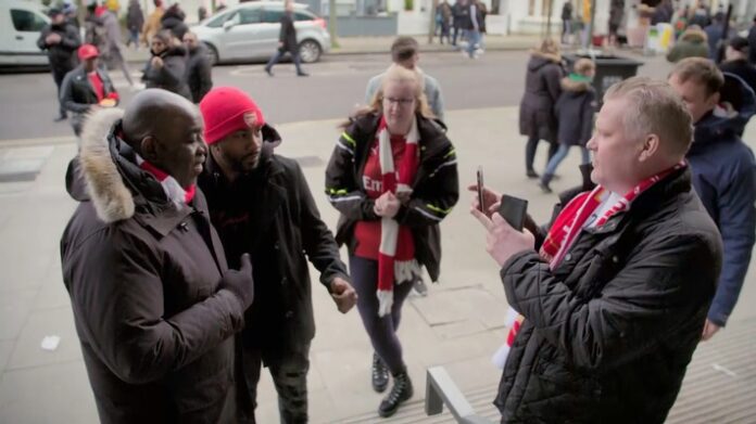 Arsenal-Anhänger Robbie Lyle (l.) befürchtet ein Wiedererstarken des Rassismus im britischen Fußball. / Nutzung des Bildes nur in Verbindung mit der Sendung. Keine Rechte für Social Media / / Weiterer Text über ots und www.presseportal.de/nr/105413 / Die Verwendung dieses Bildes ist für redaktionelle Zwecke unter Beachtung ggf. genannter Nutzungsbedingungen honorarfrei. Veröffentlichung bitte mit Bildrechte-Hinweis.