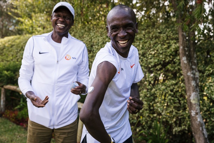 Der schnellste Marathonläufer der Welt Eliud Kipchoge nutzt Abbotts Libre Sense beim NN Mission Marathon Qualifikationsrennen für die Olympischen Spiele