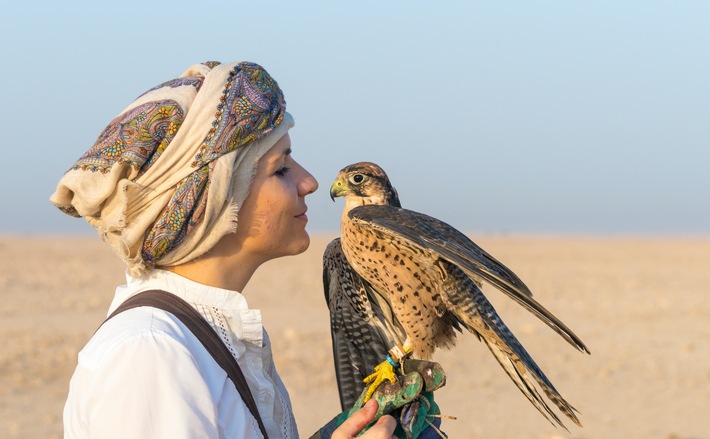 Eine Falknerin und ihre besondere Beziehung zu Katar