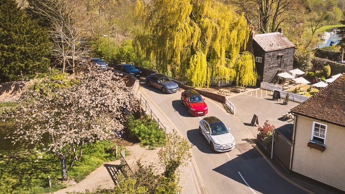 Ford fordert Fordwich heraus: Großbritanniens kleinste Stadt soll mit dem Mustang Mach-E auf E-Mobilität switchen