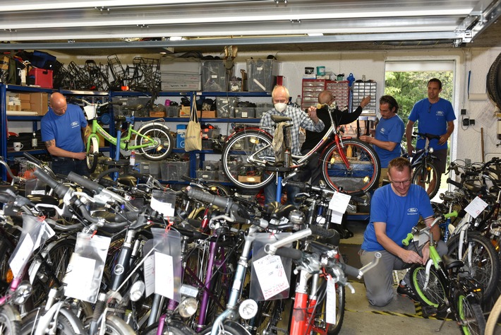 Ford Freiwillige organisierten Fahrradwerkstatt für Geflüchtete